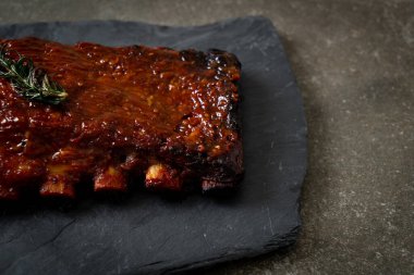 Barbekü soslu ızgara pirzola ve domuz pirzolası.