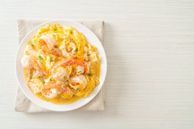 Karidesli ev yapımı kremalı omlet veya çırpılmış yumurta ve karides.