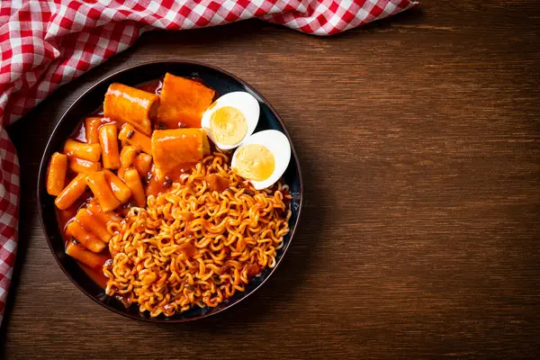 stock image Korean instant noodles with Korean rice cake and fish cake and boiled egg - Rabokki - Korean food style
