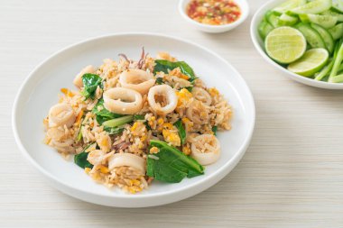 Kalamar ya da ahtapotlu pilav. Kalamar, yumurta ve lahana ile kızartılmış pilav.