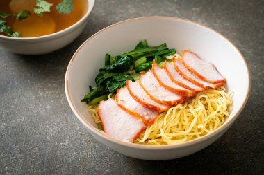 Barbekü Kırmızı Domuz Eriştesi Çorbalı - Asya usulü