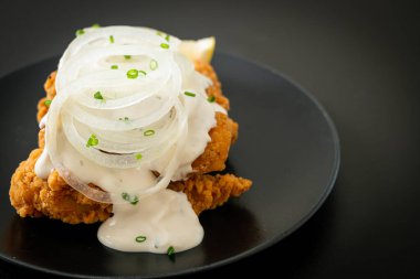 Kore usulü kremalı soğan soslu kar soğanı tavuğu ya da kızarmış tavuk.