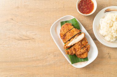 Yapışkan pirinç ve baharatlı tatlı soslu kızarmış tavuk.