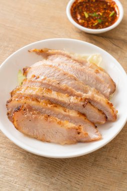 Tayland usulü ızgara domuz budu soslu Tayland yemeği.