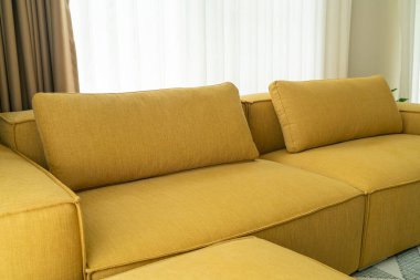 boş sarı kumaş kanepe dekorasyonu evdeki oturma odasında.