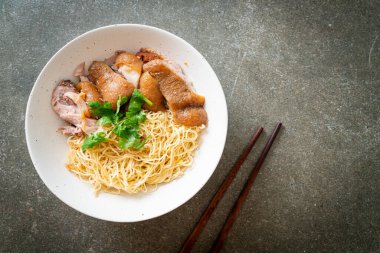 Kurutulmuş domuz budu erişte kasesi, Asya usulü.