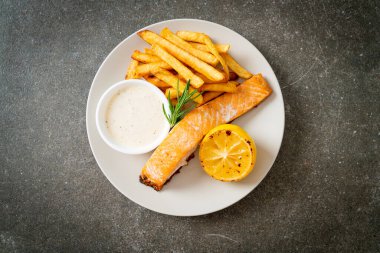 Limonlu kızarmış somon balığı ve patates kızartması.