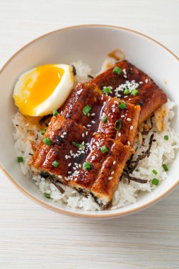 Yılan balığı pirinç kasesi veya unagi pirinç kasesi - Japon yemek tarzı.