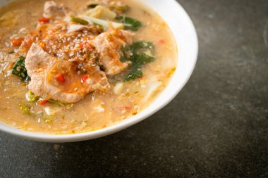 Tayland usulü domuz etli Sukiyaki Çorbası ya da sukiyaki çorbası içinde domuz ve sebzeli haşlanmış vermicelli Asya yemeği.