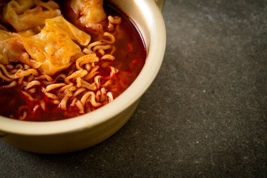 Kore usulü hamur köfteli erişte. Kore usulü.