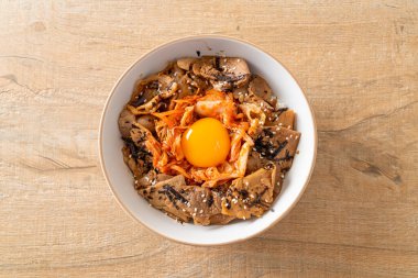 Kore usulü turşulu yumurta turşulu domuz bulgogi pirinç kasesi.