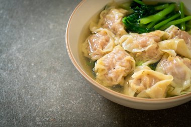 Domuz çorbası ya da sebzeli domuz köftesi çorbası - Asya yemeği tarzı.