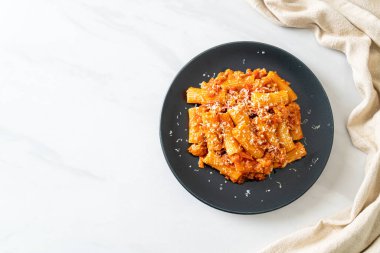 Peynirli bolonez rigatoni makarna - geleneksel İtalyan makarnası