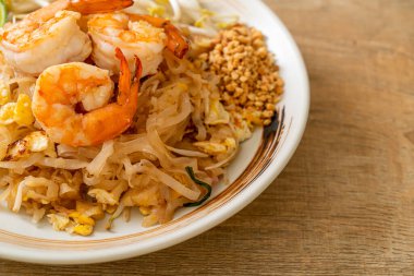 Karides ve lahanalı kızarmış şehriye ya da Pad Thai - Asya yemeği tarzı