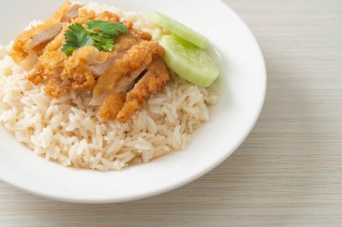 Kızarmış tavuklu pilav ya da Hainanese tavuklu pilav - Asya usulü.