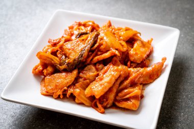 Kore usulü kimchi ile kızartılmış domuz eti.