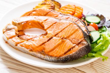 Çift ızgara somon bifteği ve sebzeli fileto.