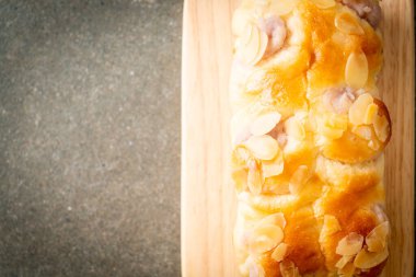 Tahtada nefis taro ekmeği.