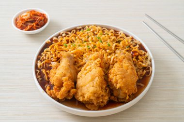 Kore usulü kızarmış tavuklu erişte ya da kızarmış tavuk Ramyeon Kore usulü.