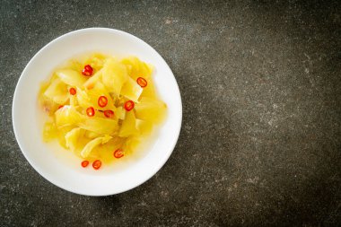 Baharatlı salata turşusu lahana ya da susam yağlı kereviz Asya yemeği tarzı.