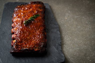 Barbekü soslu ızgara pirzola ve domuz pirzolası.