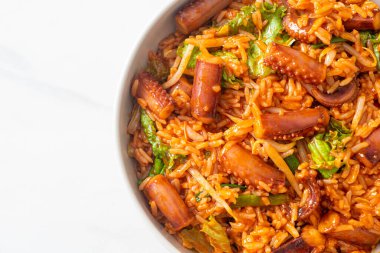 Ojing-O-Bokeum - Kore baharatlı pirinç kaseli ahtapot veya kızarmış kalamar - Kore yemeği tarzı