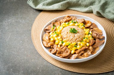 Domuz dilimli kızarmış pirinç ve Japon usulü mısır.