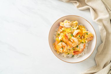 Ev yapımı kremalı omlet ve karides kasesi.