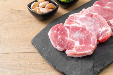 Taze domuz boyunlu ya da yakalı domuz eti ve terbiye edilecek malzemeler.