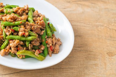 Kızarmış Fransız fasulyesi ya da kıymalı yeşil fasulye. Asya usulü.
