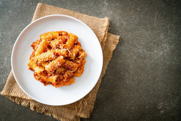 Peynirli bolonez rigatoni makarna - geleneksel İtalyan makarnası