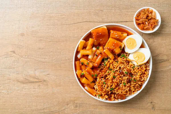 stock image Korean instant noodles with Korean rice cake and fish cake and boiled egg - Rabokki - Korean food style