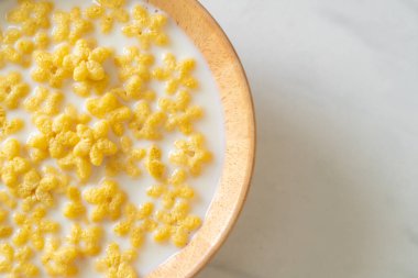 Kahvaltıda taze süt ve tahıl gevreği.