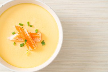 Yengeç sopasıyla haşlanmış yumurta ve taze soğan.