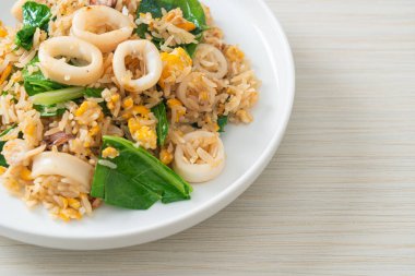 Kalamar ya da ahtapotlu pilav. Kalamar, yumurta ve lahana ile kızartılmış pilav.