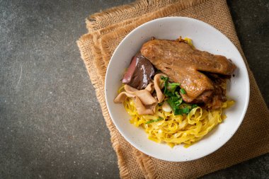 Yumurtalı erişte, kurutulmuş ördekle servis edilir. Asya usulü.