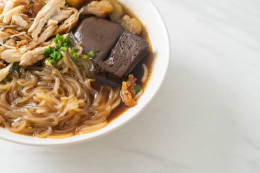 Kahverengi Çorba Kasesinde haşlanmış Tavuk Eriştesi - Asya usulü