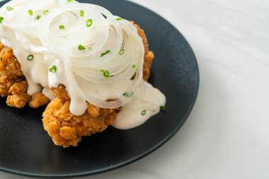 Kore usulü kremalı soğan soslu kar soğanı tavuğu ya da kızarmış tavuk.