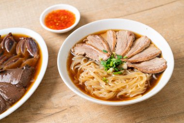 Ördek çorbalı ördek eriştesi. Asya usulü.