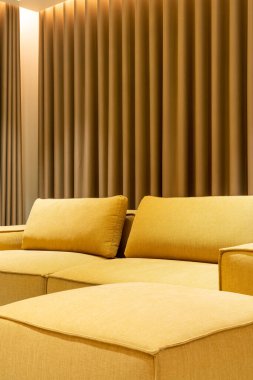 Oturma odasında boş altın hardal kanepesi