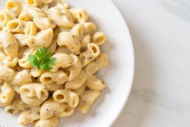 Fırında makarna ve peynir.