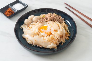 Kurutulmuş baharatlı erişte, kıymalı domuz eti, köfte ve yumurta Asya usulü.