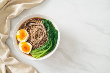 Yumurta ve sebzeli ramen eriştesi. Vejetaryen ya da vejetaryen yemek tarzı.