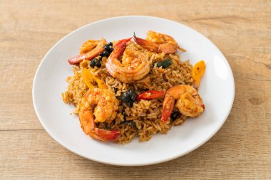 Asya usulü karides ve baharatlı pilav.