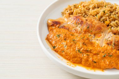 Kırmızı köri soslu ızgara tavuk bifteği ve pilav. Müslüman usulü.