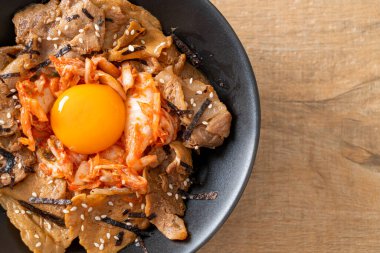 Kore usulü turşulu yumurta turşulu domuz bulgogi pirinç kasesi.