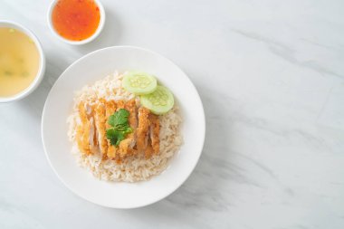 Kızarmış tavuklu pilav ya da Hainanese tavuklu pilav - Asya usulü.