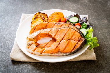 Çift ızgara somon bifteği ve sebzeli fileto.