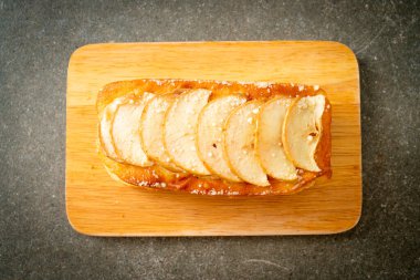 Elmalı ekmek tahtada parçalanmış kek.