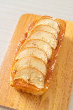 Elmalı ekmek tahtada parçalanmış kek.